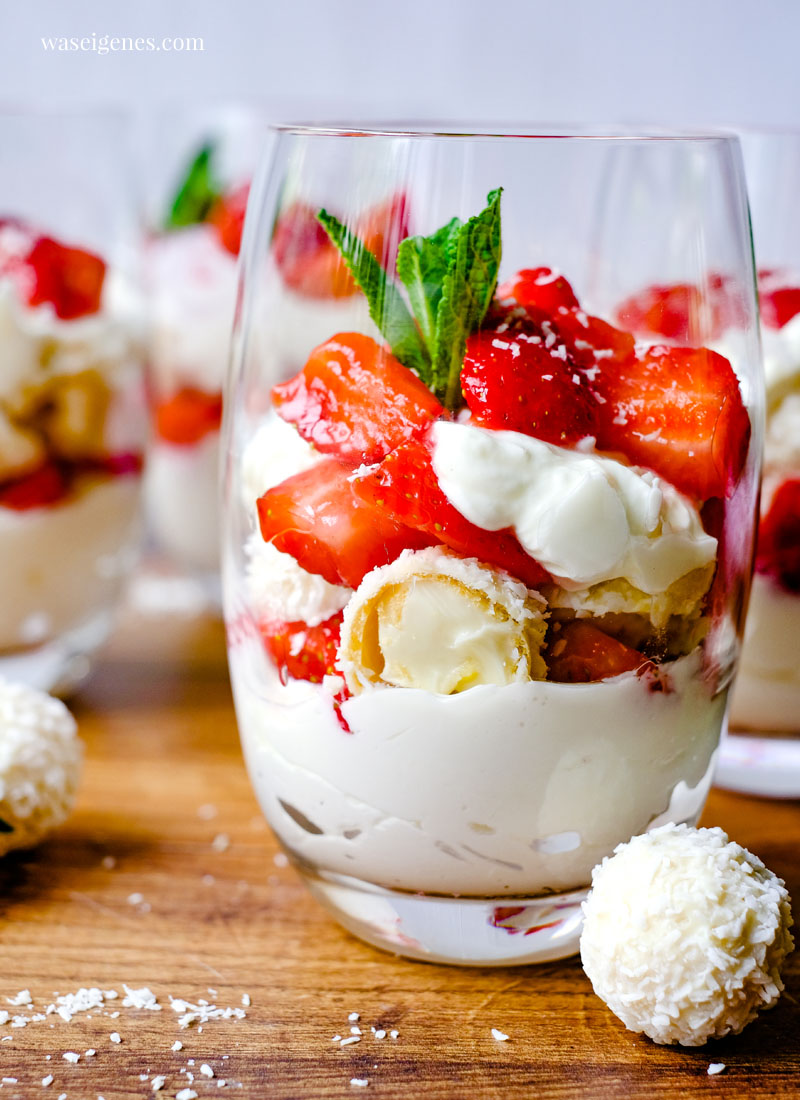 Rezept: Erdbeer-Kokos-Dessert mit Mascarpone-Creme, Kokos-Mandel-Bällchen {Raffaello}, frischen Erdbeeren und Minze | waseigenes.com