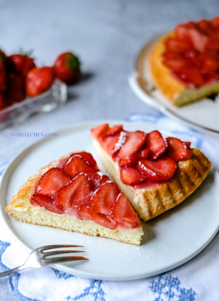 Erdbeerkuchen mit Biskuitboden und Vanillepudding Erdbeerkuchen mit Biskuitboden und Vanillepudding