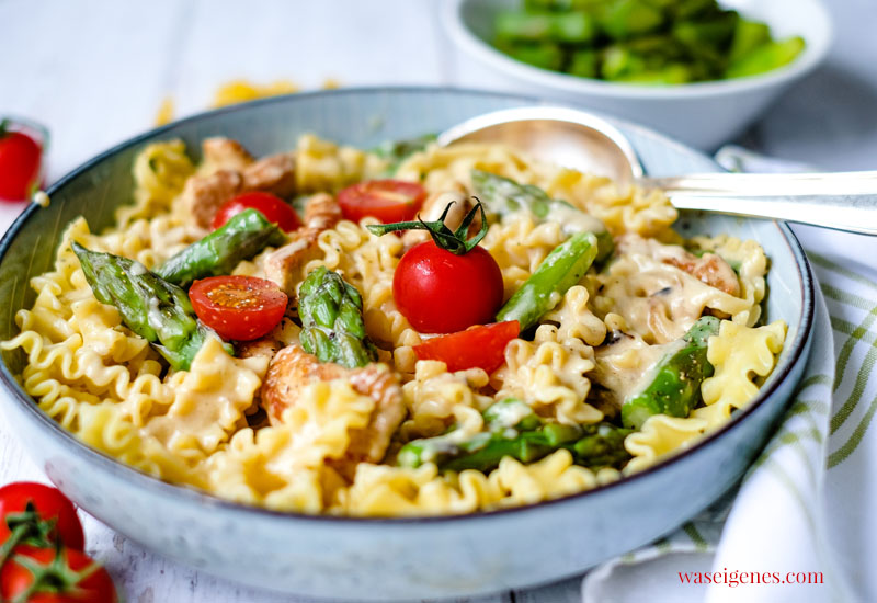 So kochst Du schnell und einfach ein leckeres Mittagessen: Hähnchengeschnetzeltes mit Spargel und Tomaten | waseigenes.com | Rezepte für die Familie - schnell und einfach! 