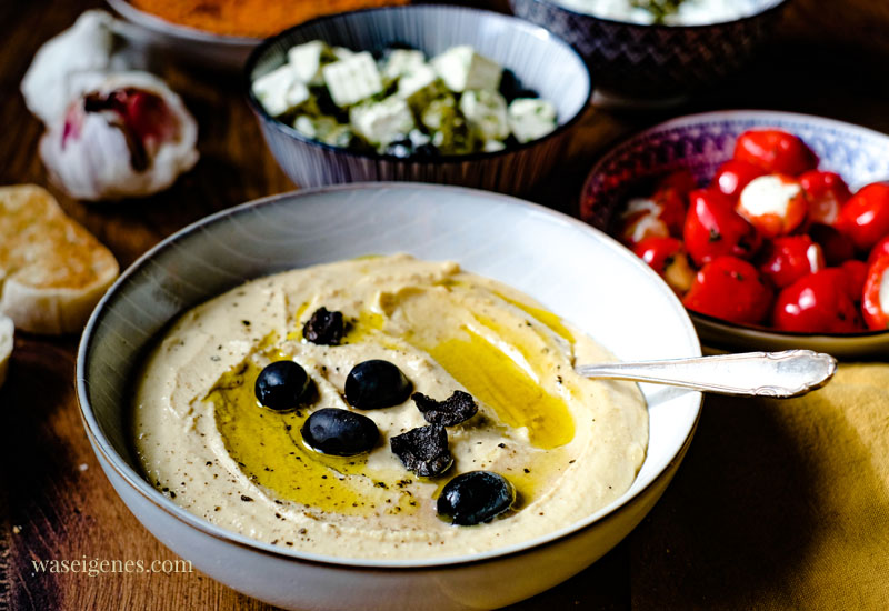 Rezept: Rote Linsen Hummus mit Oliven | Was ist in Hummus drin? Was schmeckt zu Hummus? | waseigenes.com