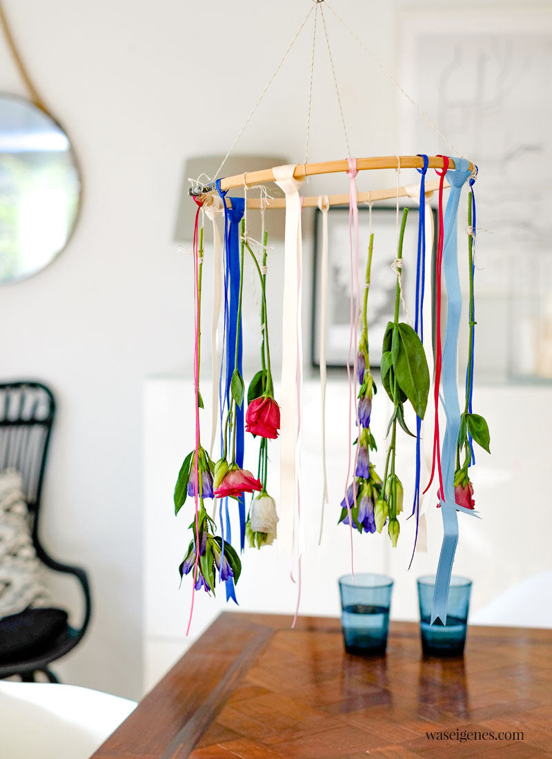 DIY Blumen Mobile - eine hängende Dekoration zur Sommersonnenwende/ Midsommar oder Mitsommer | waseigenes.com