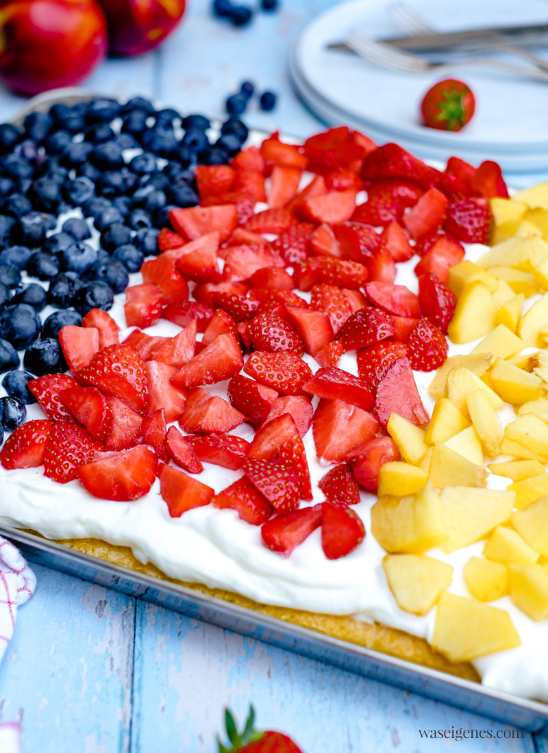 Rezept: Fanta-Blechkuchen mit Blaubeeren, Erdbeeren und Nektarinen | Deutschland Kuchen zur EM oder WM - schneller Obstkuchen, saftig, locker, cremig und fruchtig | waseigenes.com