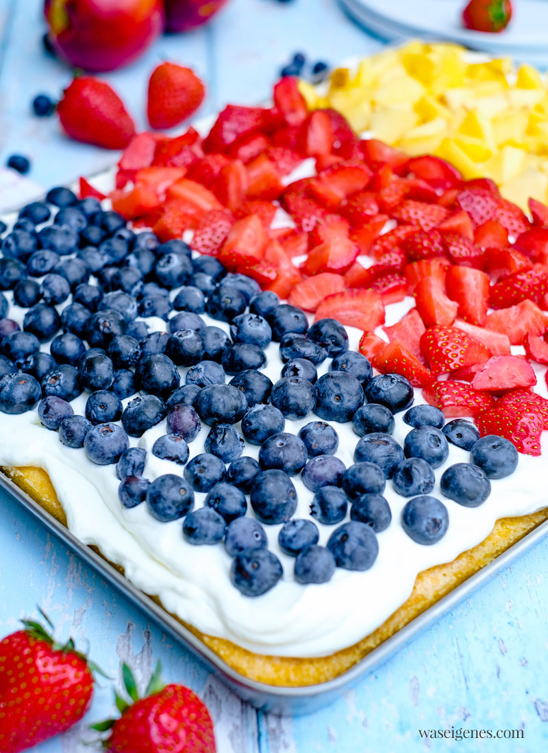 Rezept: Fanta-Blechkuchen mit Blaubeeren, Erdbeeren und Nektarinen | Deutschland-Kuchen zur EM oder WM - schneller Obstkuchen, saftig, locker, cremig und fruchtig | waseigenes.com