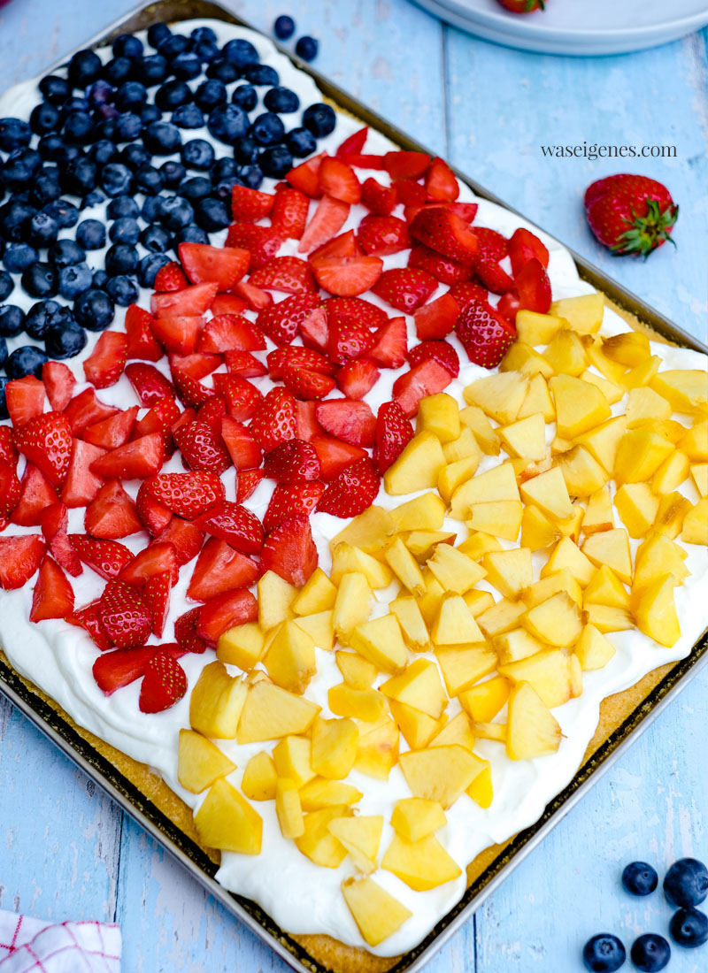 Rezept: Fantakuchen mit Blaubeeren, Erdbeeren und Nektarinen | Deutschland-Kuchen zur EM oder WM - schneller Obstkuchen, saftig, locker, cremig und fruchtig | waseigenes.com