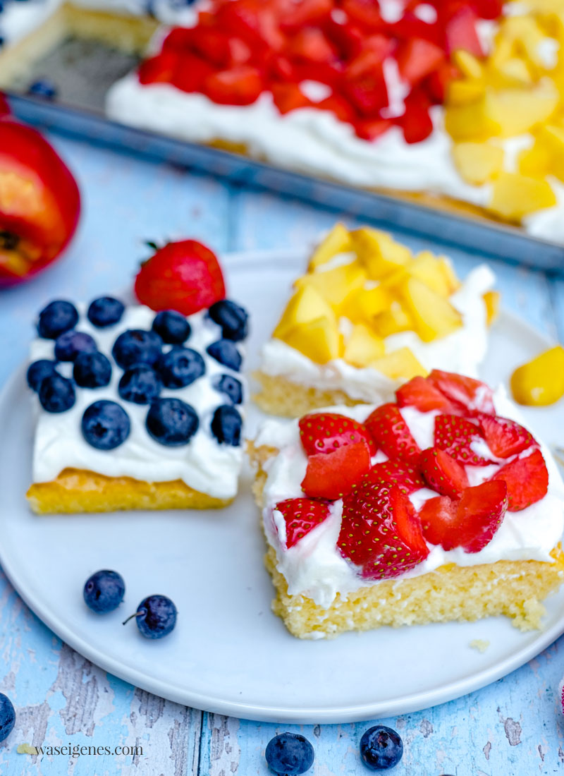 Rezept: Fantakuchen mit Blaubeeren, Erdbeeren und Nektarinen | Deutschland-Kuchen zur EM oder WM - schneller Obstkuchen, saftig, locker, cremig und fruchtig | waseigenes.com