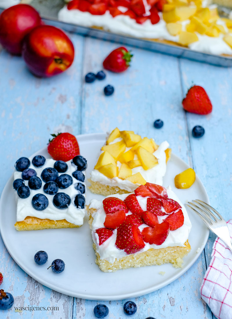 Rezept: Fantakuchen mit Blaubeeren, Erdbeeren und Nektarinen | Deutschland-Kuchen zur EM oder WM - schneller Obstkuchen, saftig, locker, cremig und fruchtig | waseigenes.com