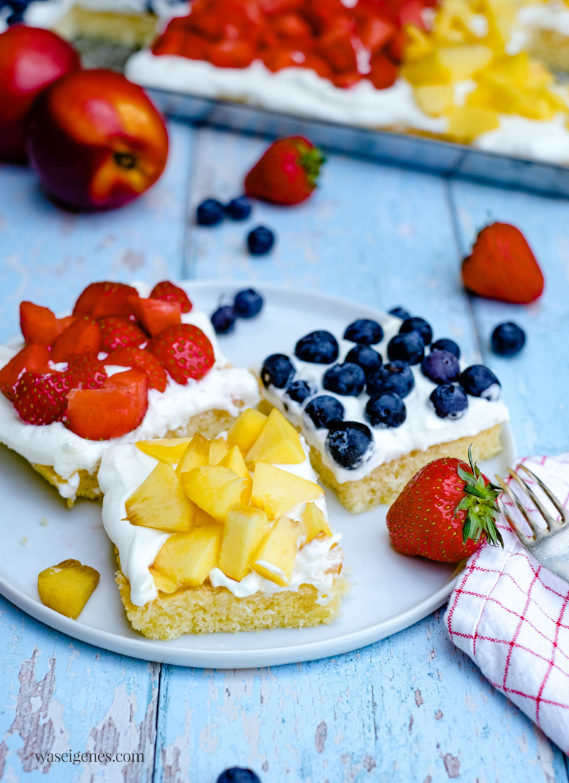 Rezept: Fantakuchen mit Blaubeeren, Erdbeeren und Nektarinen | Deutschland-Kuchen zur EM oder WM - schneller Obstkuchen, saftig, locker, cremig und fruchtig | waseigenes.com