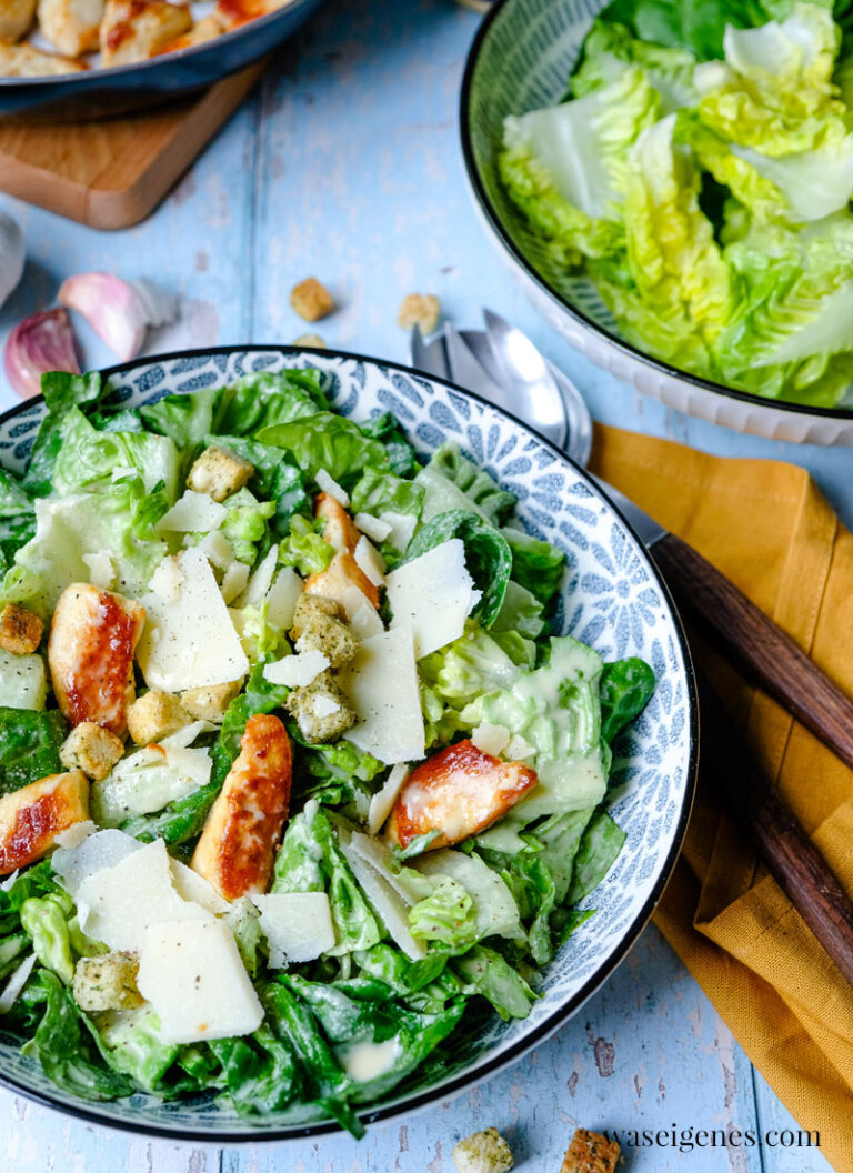 Caesar Salad mit gebratenen Hähnchenbruststreifen