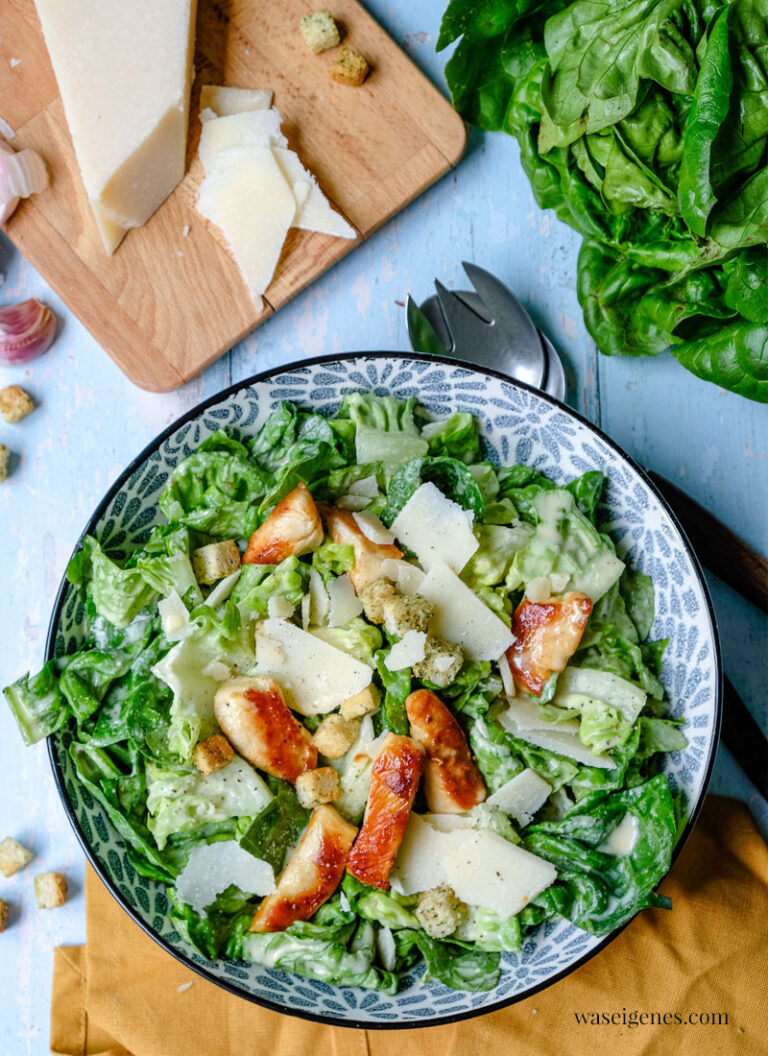 Caesar Salad mit gebratenen Hähnchenbruststreifen