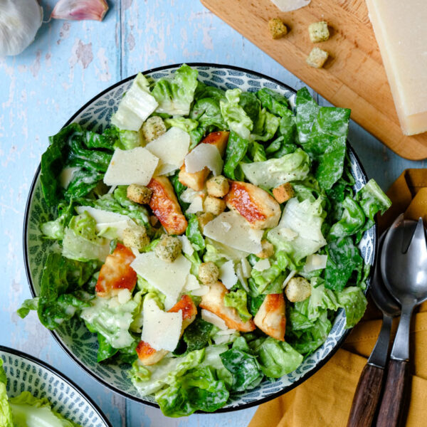 Rezept: Caesar Salad - ein beliebter Salat-Klassiker mit einem köstlichen cremig-würzigem Dressing | waseigenes.com