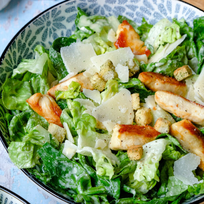 Caesar Salad - mit gebratenen Hähnchenbruststreifen | waseigenes.com