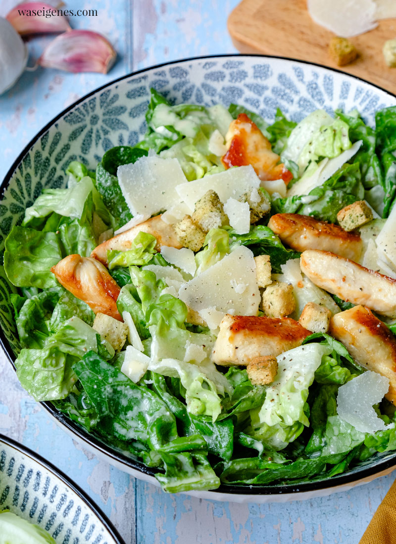 Caesar Salad - mit gebratenen Hähnchenbruststreifen | waseigenes.com