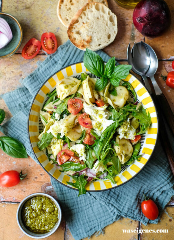 Rezept: Tortellinisalat Caprese | Sommerlicher Nudelsalat mit Pesto und Rucola | waseigenes.com