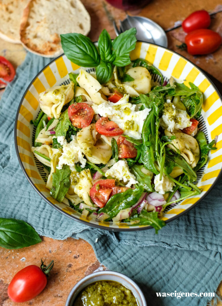 Rezept: Tortellinisalat Caprese | Sommerlicher Nudelsalat mit Pesto und Rucola | waseigenes.com