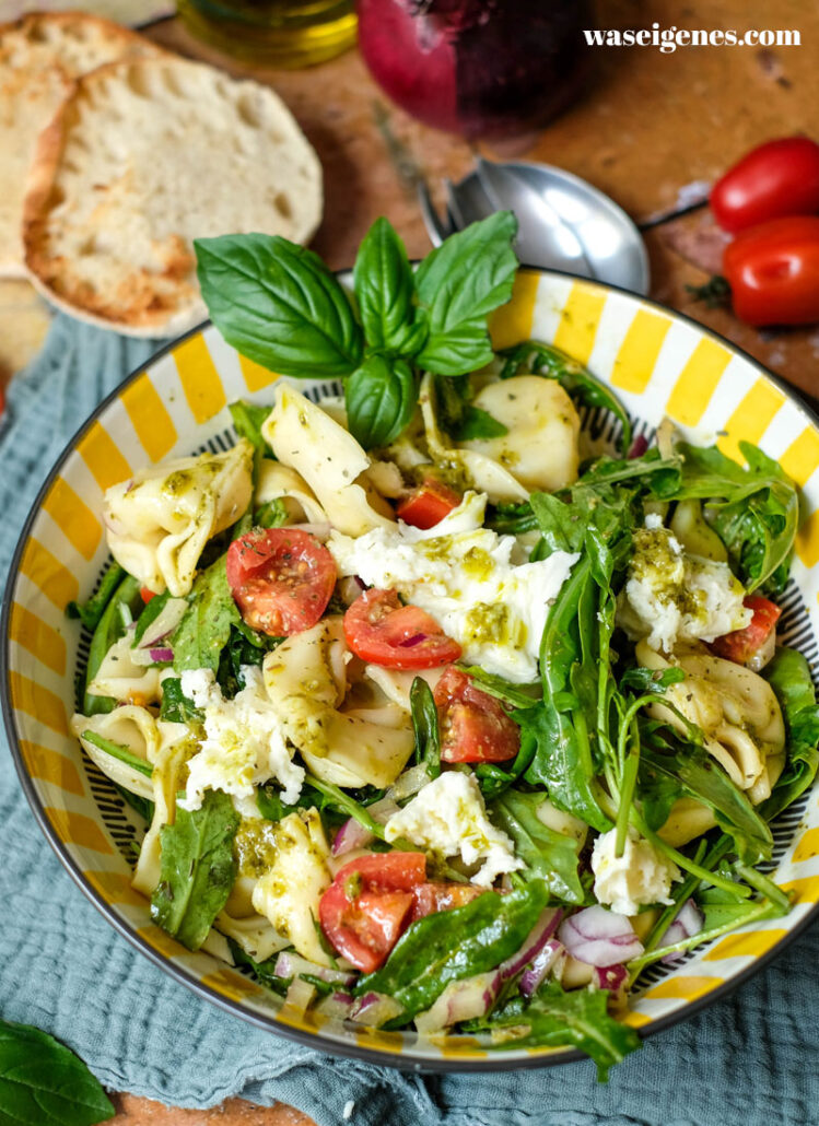 Rezept: Tortellinisalat Caprese | Sommerlicher Nudelsalat mit Pesto und Rucola | waseigenes.com