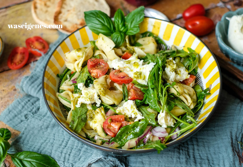 Rezept: Tortellinisalat Caprese | Sommerlicher Nudelsalat mit Pesto und Rucola | waseigenes.com
