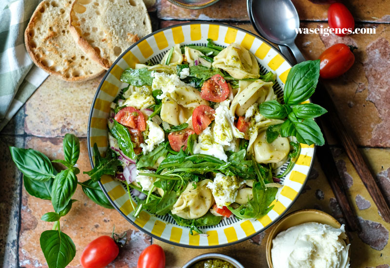 Rezept: Tortellinisalat Caprese | Sommerlicher Nudelsalat mit Pesto und Rucola | waseigenes.com