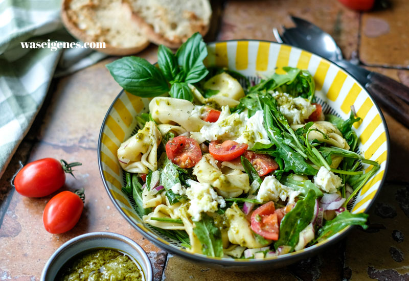 Rezept: Tortellinisalat Caprese | Sommerlicher Nudelsalat mit Pesto und Rucola | waseigenes.com