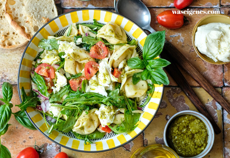 Rezept: Tortellinisalat Caprese | Sommerlicher Nudelsalat mit Pesto und Rucola | waseigenes.com