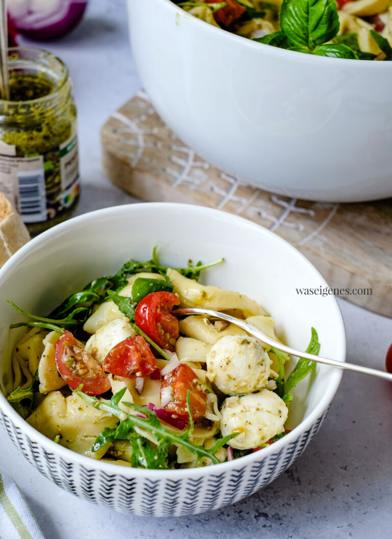 Tortellinisalat mit Tomaten, Mozzarella, Rucola & Pesto | waseigenes.com