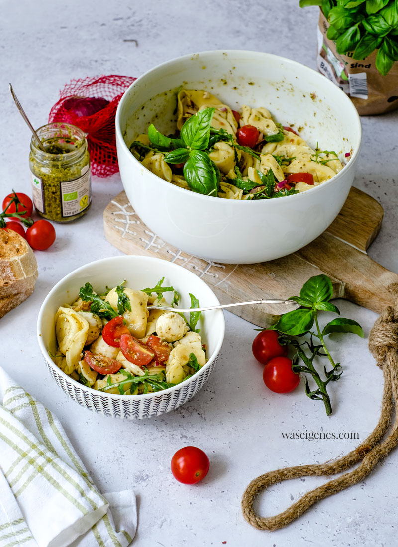 Rezept: Italienischer Tortellinisalat mit Tomaten, Mozzarella, roten Zwiebeln, Rucola & Pesto | Sommersalat | Was koche ich heute? | waseigenes.com - schnelle und einfache Rezepte für jeden Tag