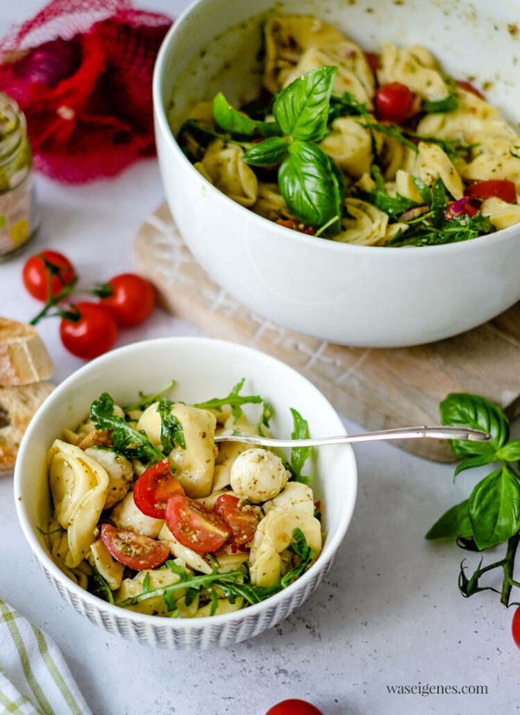 Tortellinisalat mit Tomaten, Mozzarella, Rucola &amp; Pesto | waseigenes.com