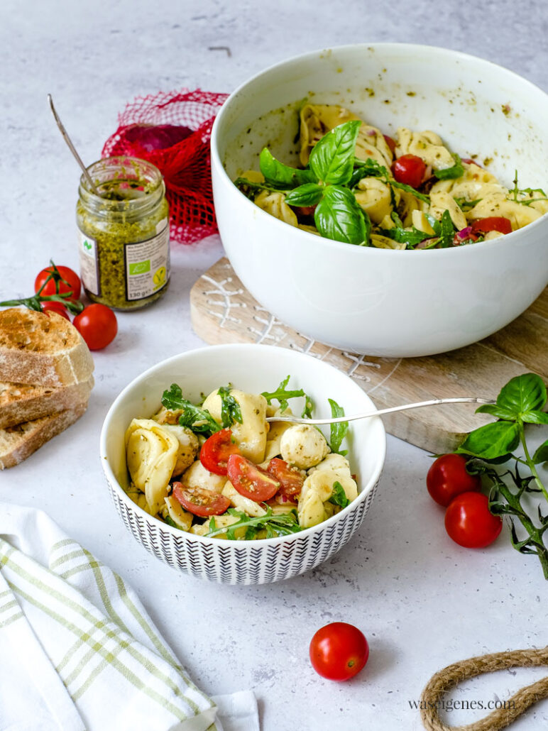 Tortellinisalat mit Tomaten, Mozzarella, Rucola &amp; Pesto | waseigenes.com