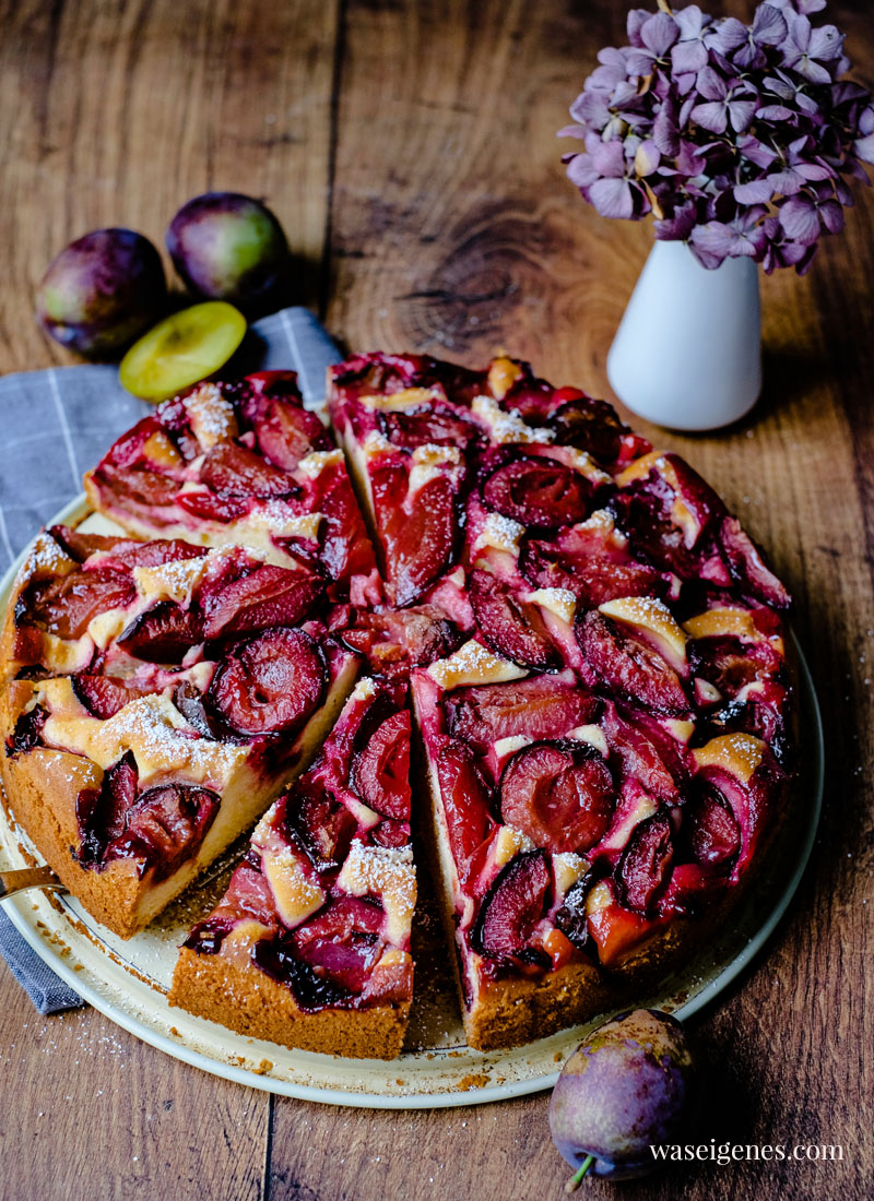 Rezept: Pflaumenkuchen in der Springform gebacken, aromatisch & saftig, ganz einfach | waseigenes.com | Bine Güllich | Was backe ich heute? | Kuchenrezept