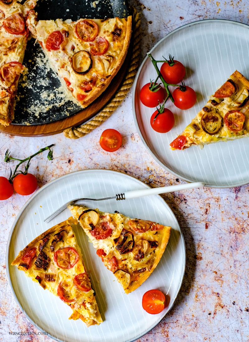 Rezept: Tomaten-Porree-Quiche | Herzhafter, vegetarischer Kuchen. Schmeckt heiß aus dem Ofen oder lauwarm am nächsten Tag | waseigenes.com | Bine Güllich