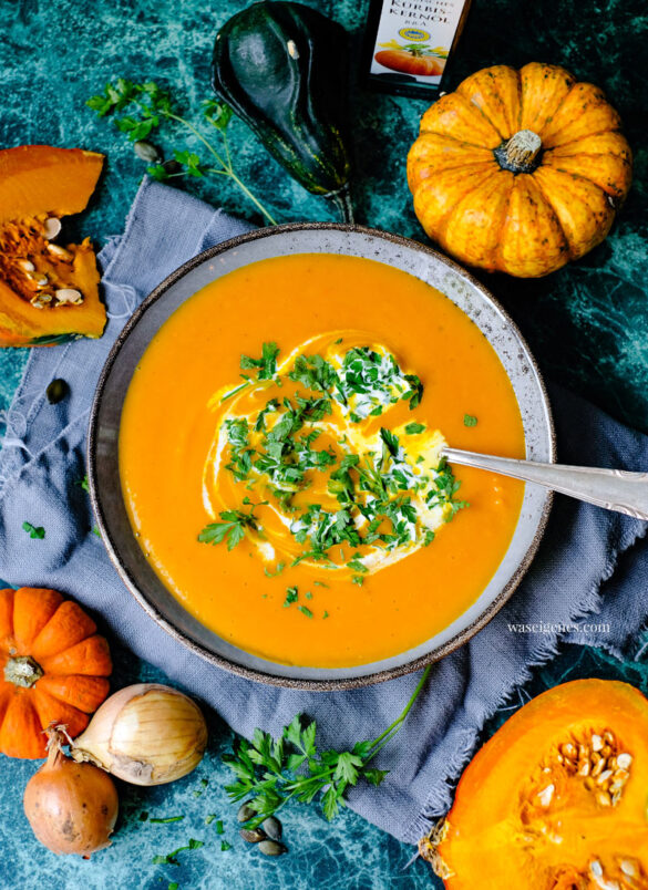 Rezept: Klassische Kürbissuppe mit Zwiebeln, Kartoffeln, Sahne & Petersilie | waseigenes.com - Bine Güllich | Rezepte für jeden Tag, Rezepte mit Kürbis, Suppenrezept