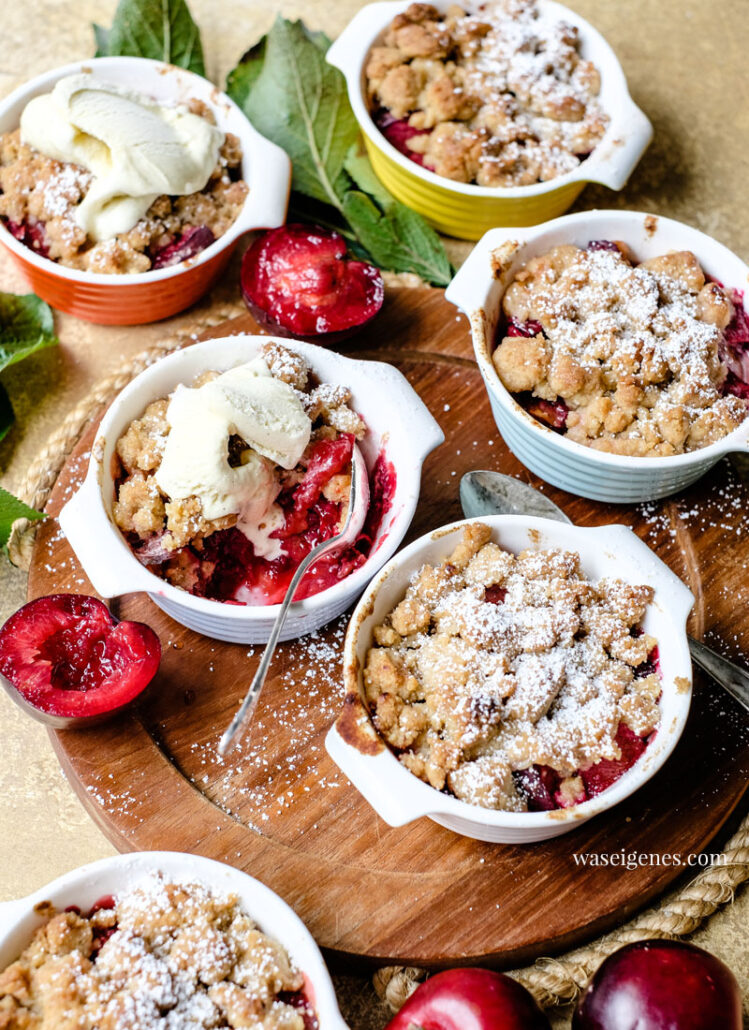 Rezept: Pflaumen Crumble mit Mandel-Zimt-Streuseln, Puderzucker und Vanilleeis| waseigenes.com - Bine Güllich | Ein köstliches und einfaches Dessert im Spätsommer | Was backe ich heute? Rezepte für die Familie