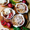 Rezept: Pflaumen Crumble mit Mandel-Zimt-Streuseln, Puderzucker und Vanilleeis| waseigenes.com - Bine Güllich | Ein köstliches und einfaches Dessert im Spätsommer | Was backe ich heute? Rezepte für die Familie