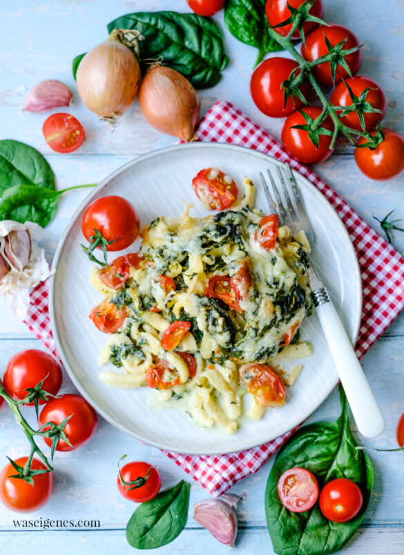 Rezept: Spätzleauflauf mit Blattspinat und Kirschtomaten | waseigenes.com - Bine Güllich | Rezepte für jeden Tag, Rezepte für die Familie, Was koche ich heute?, vegetarisch