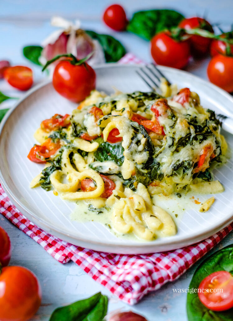 Rezept: Spätzleauflauf mit Blattspinat und Kirschtomaten | waseigenes.com - Bine Güllich | Rezepte für jeden Tag, Rezepte für die Familie, Was koche ich heute?, vegetarisch