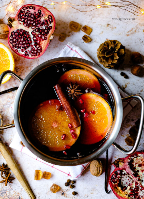 Rezept: Granatapfel Glühwein mit Orange, Zimt und Sternanis | waseigenes.com | Rezept für ein warmes, fruchtig-süßes Wintergetränk | waseigenes.com