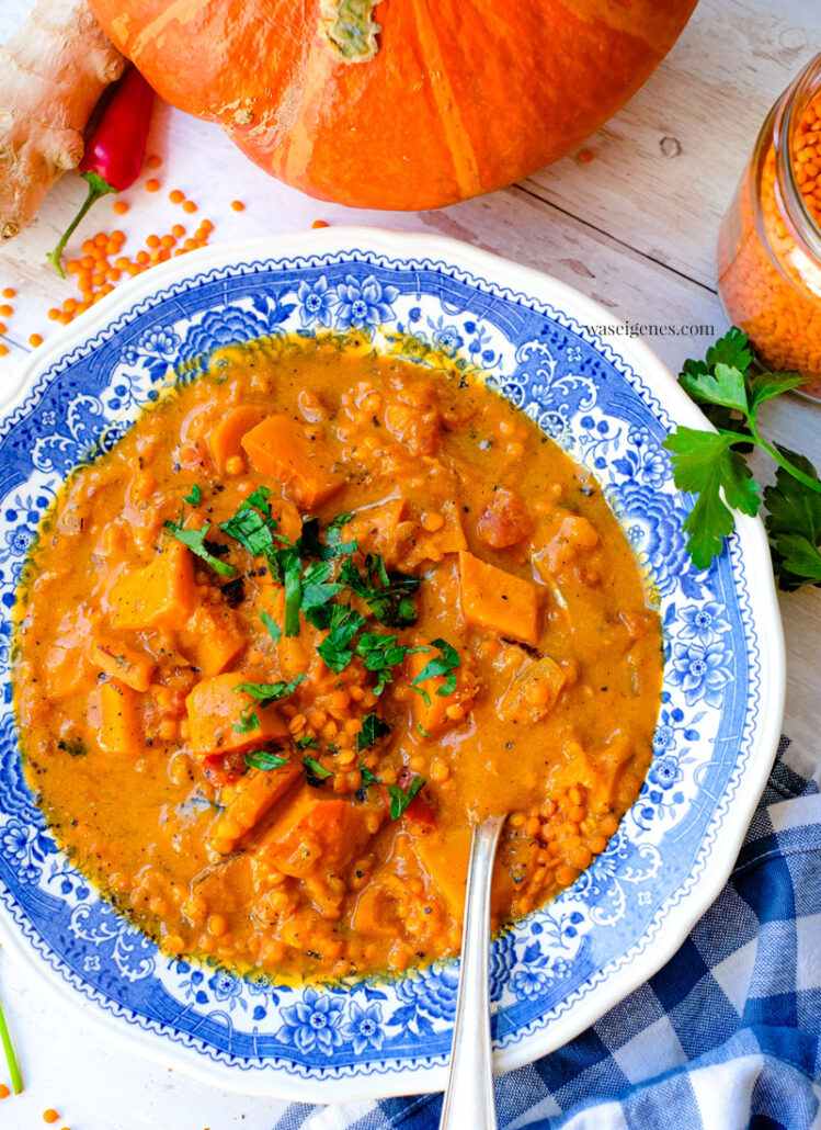 Rezept: Kürbis-Linsen-Suppe / Kürbis-Linsen-Eintopf. Ein köstliches, vegetarisches Herbstgericht, das in ca. 20 Minuten auf dem Tisch steht | Was koche ich heute? Rezepte für die ganzen Familie | waseigenes.com