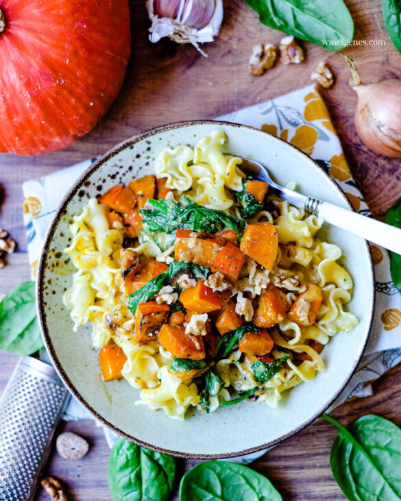 Rezept: Pasta mit Kürbis, Blattspinat und Walnüssen in einer feinen Sahnesoße | Was koche ich heute? | Rezepte für jeden Tag | Familienrezepte | waseigenes.com