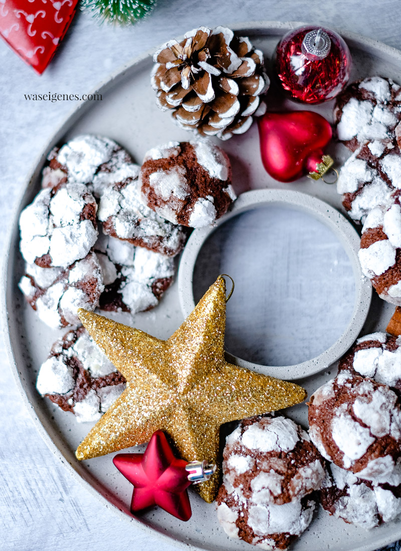 Rezept: Crinkle Cookies. Softe Schokoplätzchen mit Puderzucker und einer Prise Zimt | Weihnachtsbäckerei, Weihnachtsgebäck, Weihnachtsplätzchen | waseigenes.com