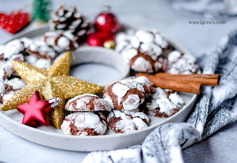 Rezept: Crinkle Cookies. Softe Schokoplätzchen mit Puderzucker und einer Prise Zimt | Weihnachtsbäckerei, Weihnachtsgebäck, Weihnachtsplätzchen | waseigenes.com