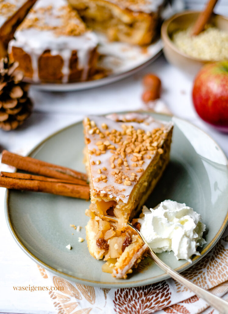 Rezept: Gedeckter Apfelkuchen mit Zuckerguss und Zimt-Mandeln | Was backe ich heute? | Kuchenrezept | waseigenes.com