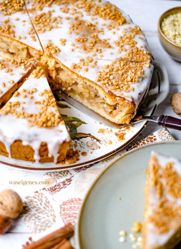 Rezept: Gedeckter Apfelkuchen mit Zuckerguss und Zimt-Mandeln | Was backe ich heute? | Kuchenrezept | waseigenes.com