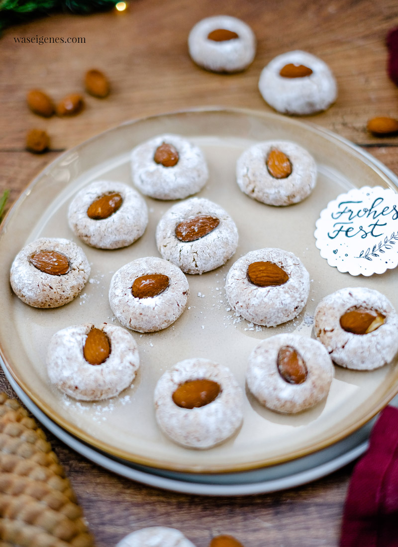 Rezept: Softe Mandel-Knöpfchen - leckere Weihnachtsplätzchen mit Mandeln, waseigenes.com 