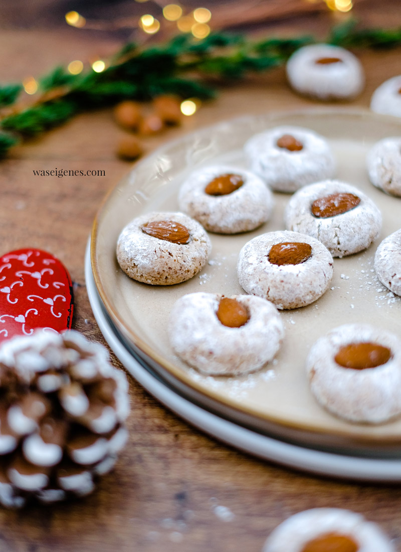 Rezept: Softe Mandel-Knöpfchen - leckere Weihnachtsplätzchen mit Mandeln, waseigenes.com 