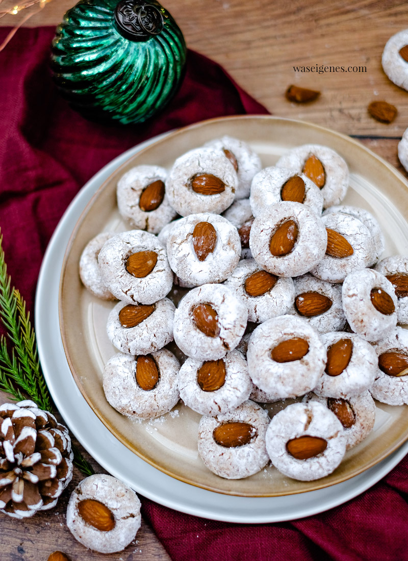 Rezept: Softe Mandel-Knöpfchen - leckere Weihnachtsplätzchen mit Mandeln, waseigenes.com 