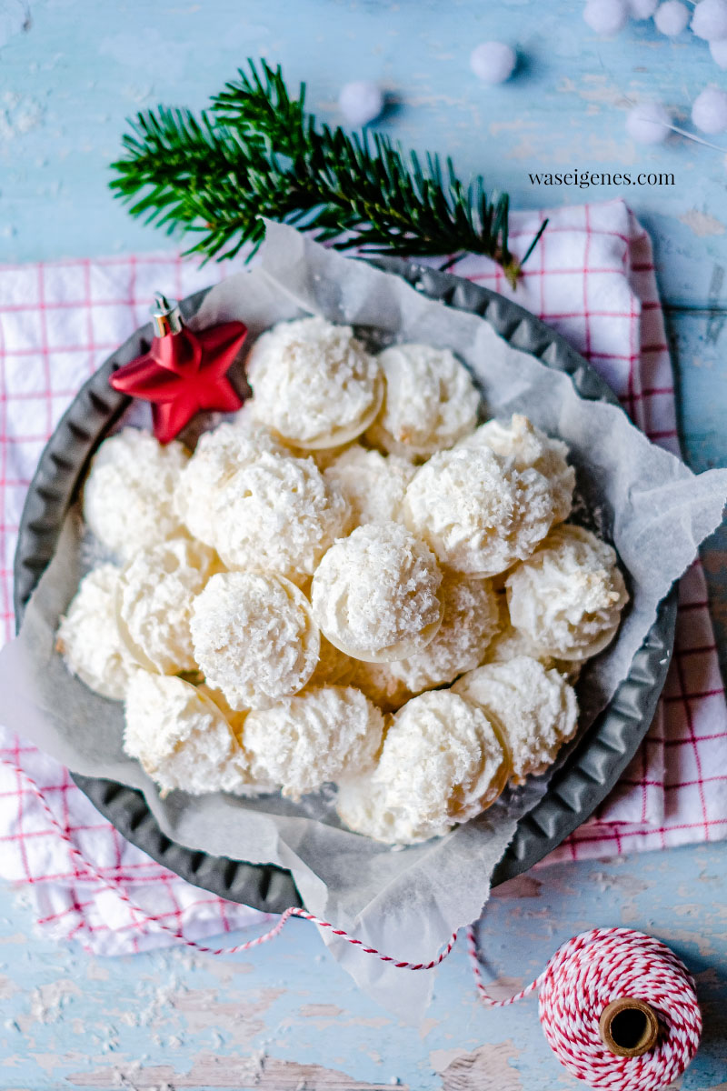 Rezept: Kokosmakronen Weihnachtsplätzchen - Eiweißgebäck mit Kokosflocken | Baisergebäck | waseigenes.com 