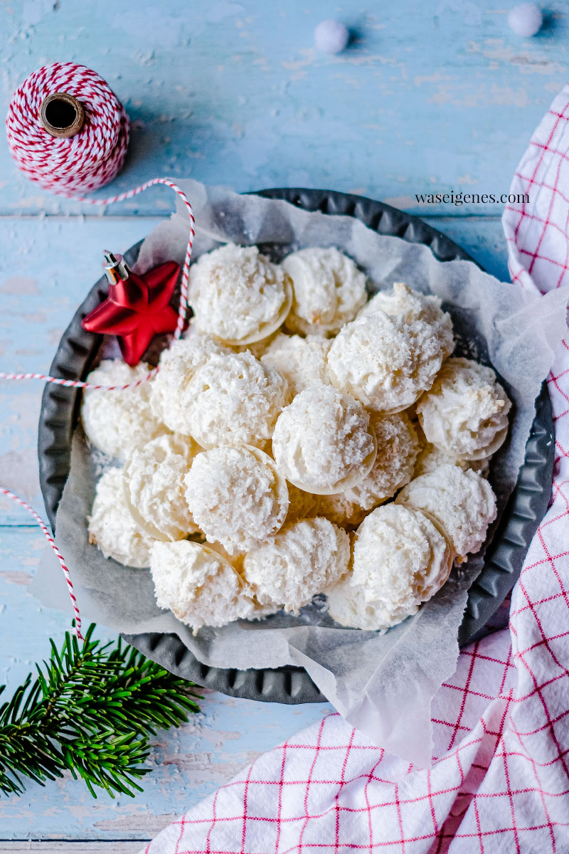 Rezept: Kokosmakronen Weihnachtsplätzchen - Eiweißgebäck mit Kokosflocken | Baisergebäck mit Kokosraspeln | waseigenes.com 