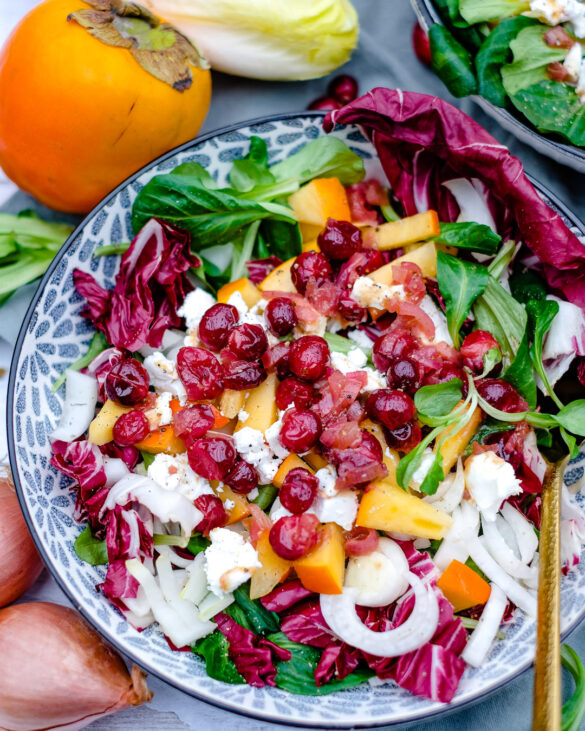 Wintersalat mit Kaki und Cranberry Dressing. Dazu schmeckt Ziegenfrischkäse und geröstetes Brot | waseigenes.com