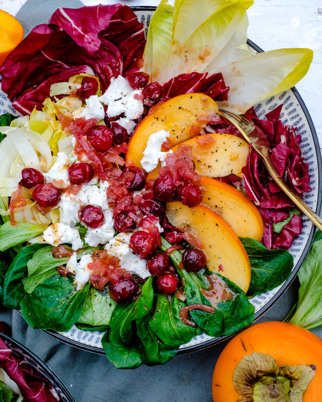 Wintersalat mit Kaki und Cranberry Dressing. Dazu schmeckt Ziegenfrischkäse und geröstetes Brot | waseigenes.com 