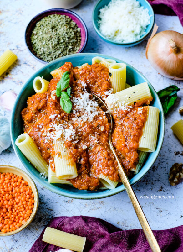 Rezept: Schnelle Linsen-Bolognese mit Nudeln {vegan} | Mittagessen, Kochen mit Liebe, Was koche ich heute?, Linsengericht, Veganuary | waseigenes.com