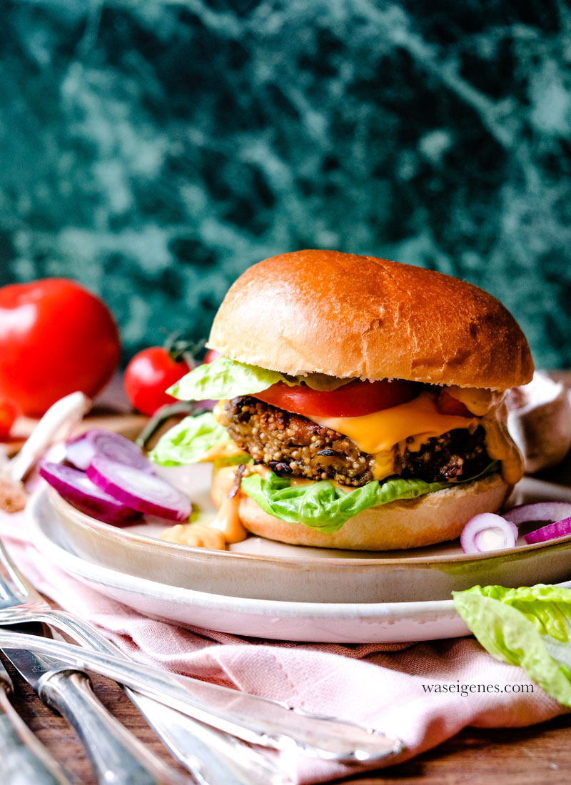 Rezept: Quinoa Burger | Köstlich-würziger und vegetarischer Burger Pattie (Bratling) aus Quinoa und Kichererbsen | waseigenes.com
